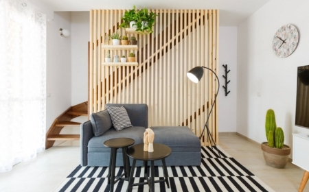 design-intérieur-moderne-canapé-gris-anthracite-claustra-intérieur-bois-escalier-bois-rangement-plantes-intérieur-450x280